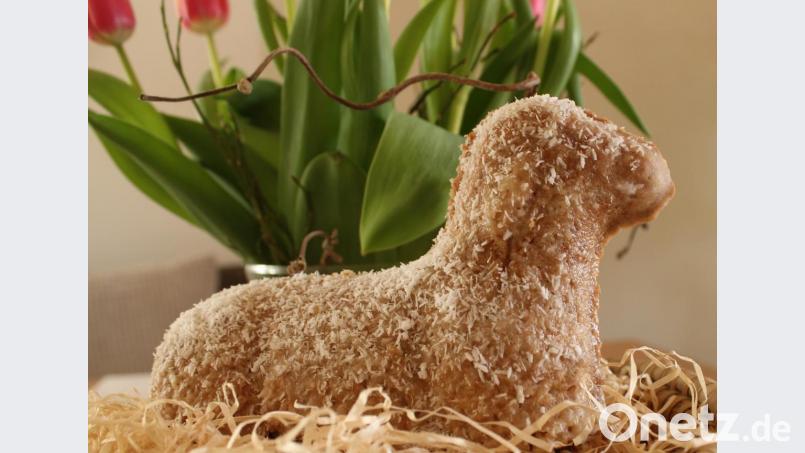 Das fertig gebackene vegane Osterlamm mit Puderzucker-Glasur bestreichen und - wer mag - mit Kokosraspel bestreuen. Bild: sfo