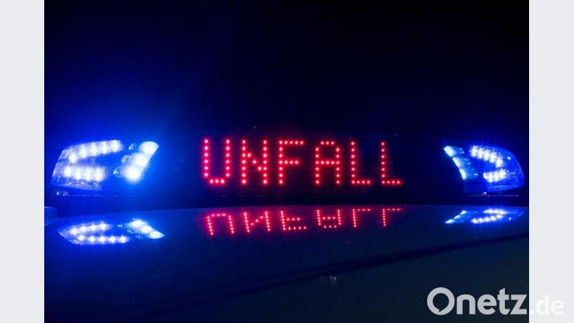 Der Schriftzug „Unfall“ leuchtet an einem Streifenwagen. Foto: Monika Skolimowska/dpa-Zentralbild/ZB/Symbolbild Bild: Monika Skolimowska