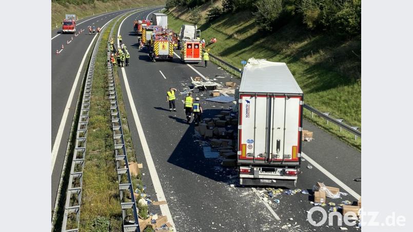 Die A6 glich einem Trümmerfeld. Einen Tag später war ein Gutachter immer noch mit der Rekonstruktion des Unfallgeschehens beschäftigt. Bild: Gustl Beer