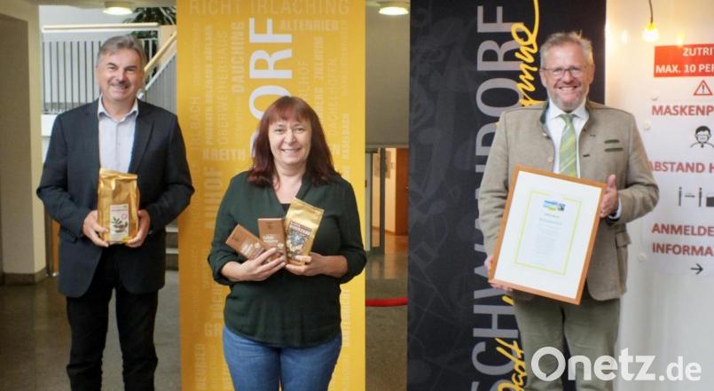 Oberbürgermeister Andreas Feller präsentiert die Urkunde, die Schwandorf für weitere zwei Jahre zur Fairtrade-Stadt macht. Stadtrat Alfred Damm und Sabine Brunner, Büro des Oberbürgermeisters, arbeiten in der Fair-Trade-Steuerungsgruppe zusammen. Bild: Stadt Schwandorf/Maria Schuierer/exb