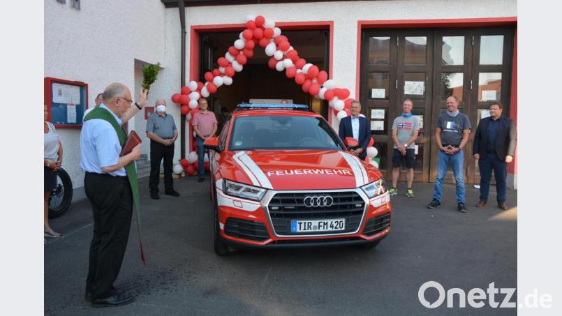 Stadtpfarrer Anton Witt erteilte dem neuen Kommandowagen der Mitterteicher Feuerwehr den kirchlichen Segen. Mit im Bild (von rechts) Bürgermeister Stefan Grillmeier, Kommandant Franz Bauernfeind, stellvertretender Kommandant Günther Sommer und Landrat Roland Grillmeier. Bild: jr