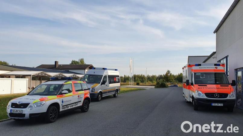 Da die Stegwiesenstraße derzeit nicht erreichbar ist, muss das BRK in Waldsassen improvisieren, beispielsweise hier am Gründerzentrum. Bild: flm