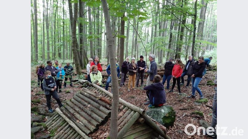 Monatelang hatte es wegen der Ansteckungsgefahr keine Veranstaltung mehr beim Stammtisch Initiaktivkreis mehr gegeben. Nun soll es wieder regelmäßig Treffen geben. Den Anfang machte eine Exkursion in das Naturwaldreservat Teichelberg. Bild: exb/Stevens