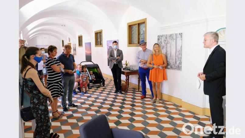 Die Vernissage eröffnet Bildungsstättenleiter Thomas Englberger. Bild: do