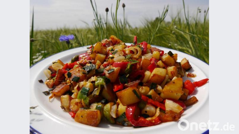 Spitzpaprika und Rosenkohl machen die Bratkartoffeln bunt. Bild:  Miriam Lill