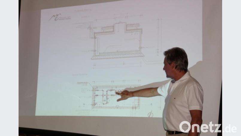 Detailliert erläuterte Markus Münchmeier den Markträten die Pläne für den Wasserleitungsbau von Großkonreuth nach Mähring. Bild: kro