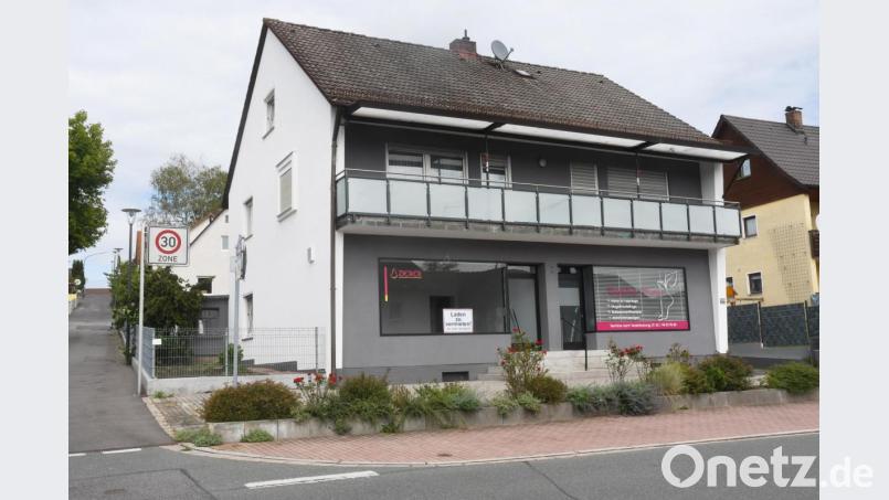 "Laden zu vermieten" heißt es in der Pressather Straße 134. Die Gärtnerei Zierer sucht größere Räumlichkeiten. Bild: Gabi Schönberger