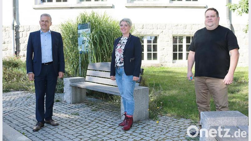 Der Regionalmanager des Landkreises, Florian Rüth (rechts), und Landrat Roland Grillmeier stellten MdL Anna Toman auch Möglichkeiten vor, wie ein Klimaschutz-Manager finanziert werden könnte. Bild: Stefan Malzer, Landratsamt Tirschenreuth/exb