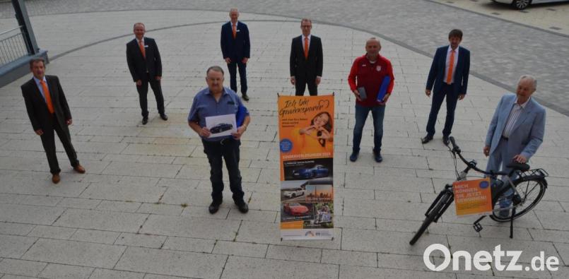 Dieter Zeus aus Vohenstrauß (Mitte) ist der große Sieger des Gewinnsparens und darf in Kürze ein 4er-BMW-Cabrio in München abholen. Josef Glaser aus Moosbach (rechts) erhält ein E-Bike und Josef Windirsch aus Pleystein (Dritter von rechts) ein I-Phone. Bild: dob