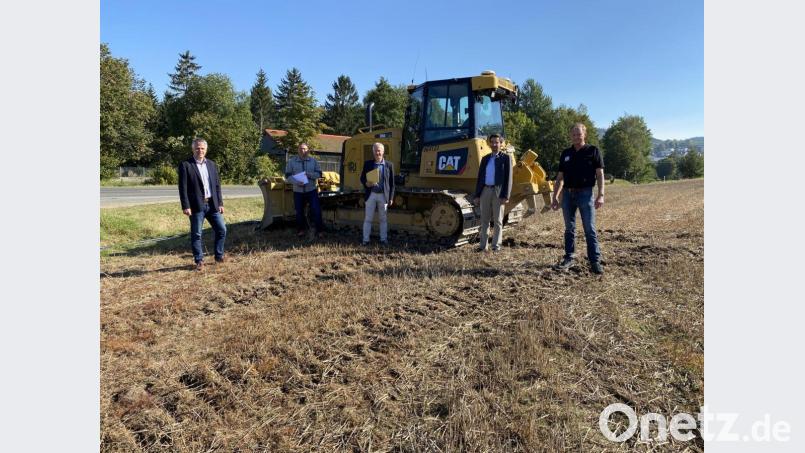 Startschuss für 350 Meter Radweg am Ortseingang: Bürgermeister Thomas Meiler, der Bauleiter des Bauamtes Amberg-Sulzbach, Alexander Reinhold, Baudirektor Gerhard Kederer, CSU-Landtagsabgeordneter Stephan Oetzinger und der Bauleiter der Firma Rappl, Robert Niesner (von links). Bild: Eichl