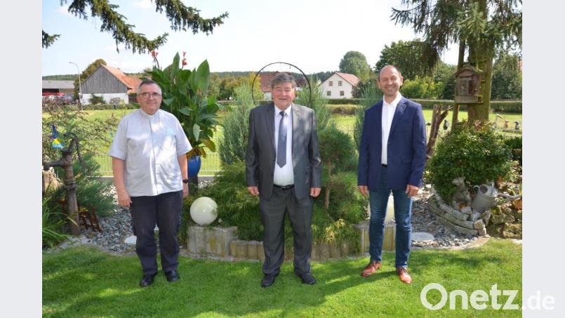 Pater Slawomir Niemczewski (links) und Bürgermeister Hans Ram (rechts) gratulieren Jubilar Georg Schwendner. Bild: egr