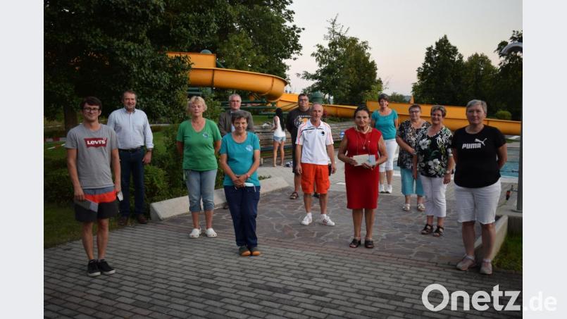 Die abgelaufene Badesaison erforderte von den Mitarbeitern des Freibades höchste Anstrengungen. Ständig musste geputzt und desinfiziert werden. Sie haben diese Aufgabe toll gemeistert. Die Bürgermeister Frank Zeitler und Richard Tischler bedankten sich dafür mit einem Geschenk. Bild: bnr