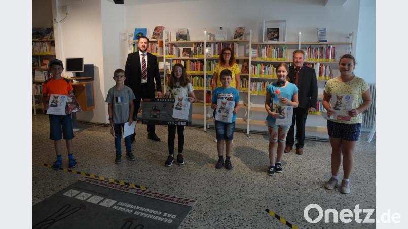 Unter allen 82 Teilnehmern des Sommerferien-Leseclubs wurden Sachpreise verlost. Im Bild die fleißigsten Leser und die Gewinner der Hauptpreise mit (hinten, von links) Marktbereichsleiter Dominik Schuller von der Commerzbank, Büchereileiterin Viola Rieß und Zweitem Bürgermeister Johann Brandl. Bild: jr