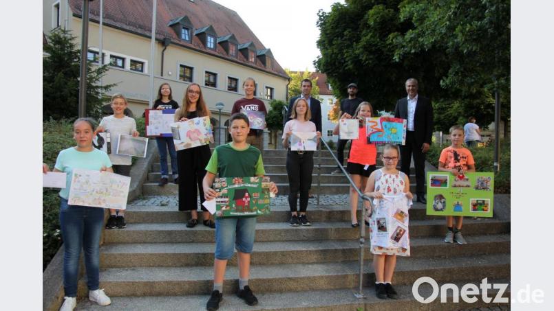 Die Besten des Kreativwettbewerbs, zu dem der Kreisjugendring Tirschenreuth einlud. Mit auf dem Bild die Jury (hinten, von rechts) Jürgen Preisinger, Philipp Reich und Andreas Malzer. Bild: kro