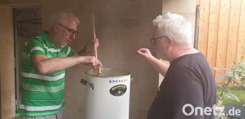 Beim Bierbrauen kommt es auf jeden Arbeitsschritt an. Jürgen Laubert und Matthias Haberberger überwachen den Kochvorgang nach der zweiten Hopfengabe. Bild: msh