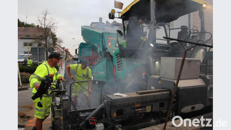 Der heiße Asphalt kommt auf die Straße, es dampft gewaltig. Bild: kro