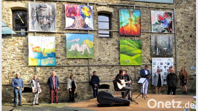 Künstler Tom Brankovic (Dritter von links) bei der Vernissage in Schönsee. Der Künstler setzte mit seinem Werk (oben, zweites von links) den Müttern auf der Welt ein Zeichen. Sie sind für ihn Sinnbild wahrer Schönheit. Bild: ubb