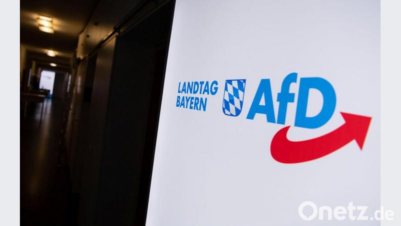 Das Logo der AfD hängt in einem Flur des bayerischen Landtags. Bild: Sven Hoppe/dpa