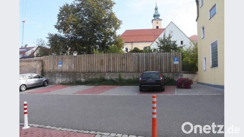 Zurzeit sind es fünf Kurzzeitparkplätze auf dem Gelände des früheren Gasthauses "Deutsche Eiche". Der Statrat ist dafür, dass es bei dieser Anzahl auch nach dem Um- und Neubau des Gebäudes bleibt. Bild: Gabi Schönberger
