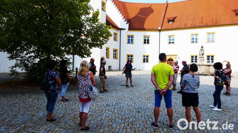 Auch im Schlosshof stößt die Gruppe auf Spuren der Wittelsbacher. Bild: müb
