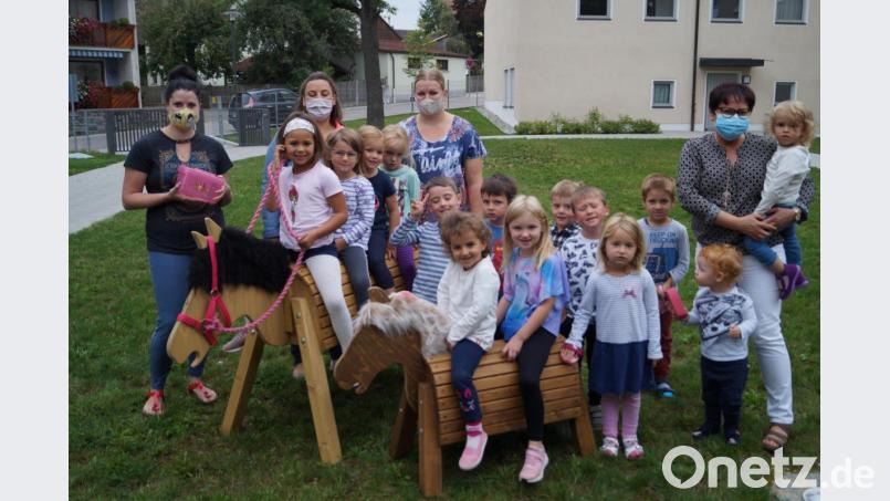 Die Buben und Mädchen des Kindergartens nahmen die Spende von zwei Holzpferden durch den Elternbeirat mit großer Begeisterung an. Bild: du