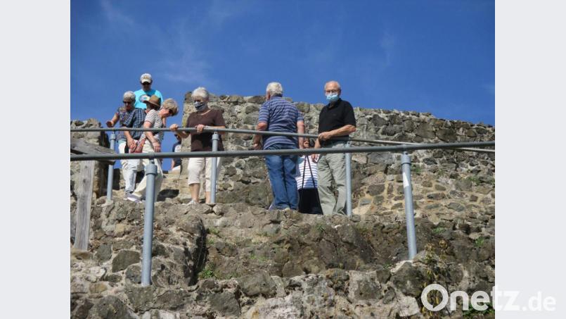 Statt am PC schauten sich am Denkmaltag zahlreiche Besucher – trotz Maskenpflicht und weiterer Sicherheitsmaßnahmen – die Obere Burg doch lieber vor Ort an. Bild: hl