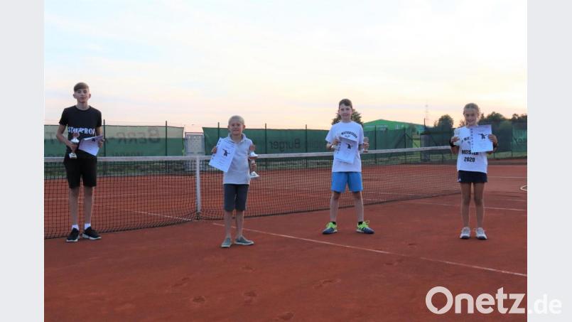 Die Sieger bei der Jugend sind (von links) Noel Schmid (U14-Einzel), Felix Käs (U10-Einzel), Philipp Dietz und Emma Geiß (U12-Doppel). Bild: Heiko Faltenbacher, SV Mitterteich/exb