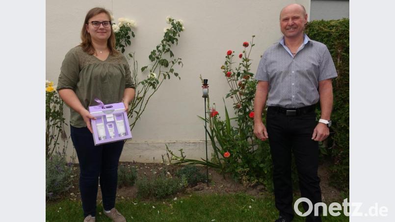 TG-Vorsitzender Wolfgang Rahm (links) dankte Magdalena Mehler für ihr Engagement. Sie verstärkt nun die TG als Übungsleiterin. Bild: hä