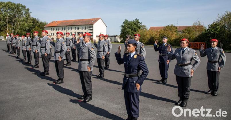 Unterschiede beim Feierlichen Gelöbnis: Soldaten auf Zeit „schwören“ treu zu dienen, Freiwillig Wehrdienstleistende „geloben“ treu zu dienen Bild: hbe