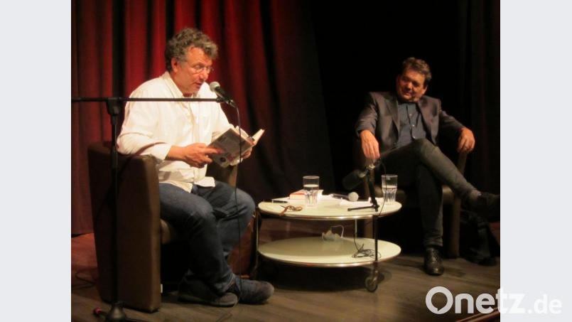 Zum Neustart des Literaturhaus-Veranstaltungsprogramms hatte Moderator Thomas Geiger (rechts) Schriftsteller Ingo Schulze (links) zu Gast. Bild: aks