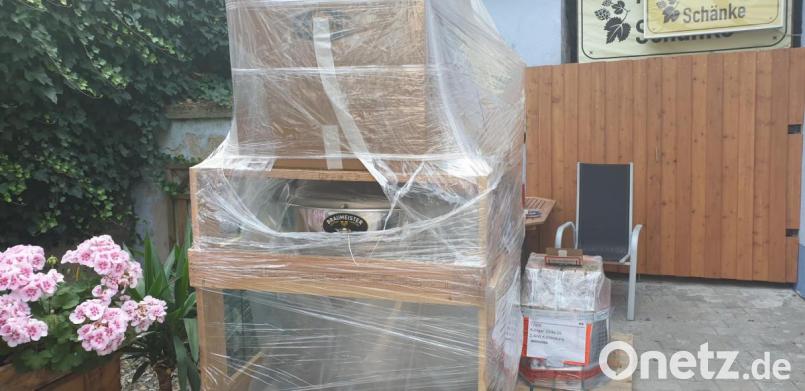 Die große Anlage ist bereits in Eschenbach angekommen. Doch bevor damit 200 Liter gebraut werden, testet der Verein sein Rezept zunächst mit der kleinen Anlage. Bild: msh