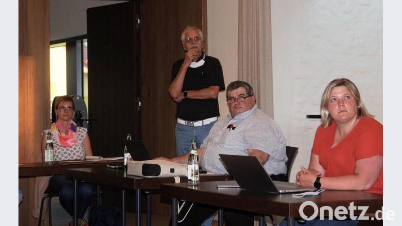 Die Details zum Bebauungsplan „Hirtgarten&quot; erläuterte Architekt Dr. Emil Lehner (Zweiter von links). Weiter im Bild die Markträte Veronika Höcht und Hubert Schedl (von rechts) sowie die Verwaltungsangestellte Carolin Holub (links). Bild: wro
