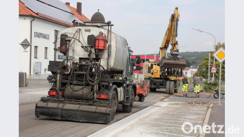 Am Mittwochnachmittag war der Haftkleber zum Auftragen des Asphalts eingebracht worden. Bild: kro