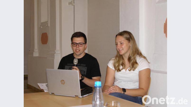 Andrea Wurm und Tobias Wedlich vom Jugendstadtrat präsentierten in der jüngsten Sitzung des Stadtrats ihr Konzept für den künftigen Jugendtreff im Bahnhof. Bild: pz