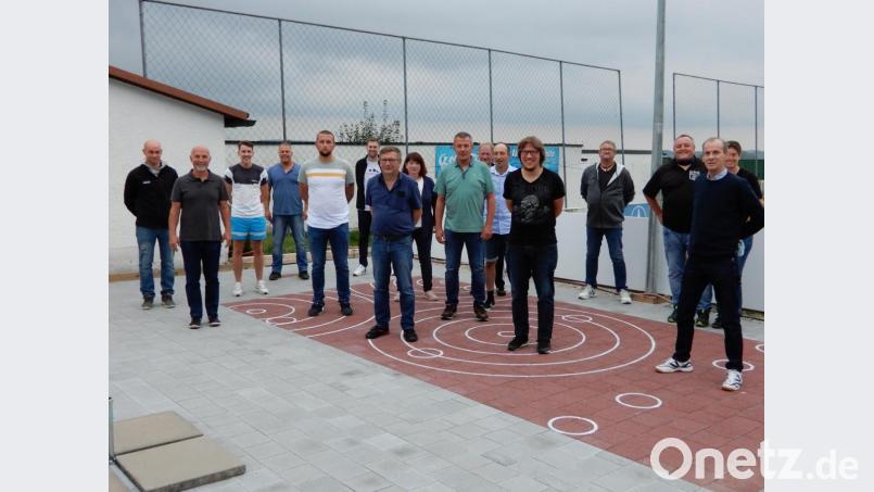 Neu gewählt hat der ASV Waldsassen sein Vorstandsteam. Im Bild (von links) Alexander Siller, Jürgen Altnöder, Max Menzl, Thomas Dendorfer, Daniel Bindl, Lucas Ernstberger, Vorsitzender Günther Heß, Lorraine Kliebhan, Bernhard Härtl, Thomas Kliebhan, Markus Strobl, Christian Heß, Werner Ernstberger, Stefan Schnurrer, Johann Faltenbacher und Sabine Schnurrer. Bild: kro