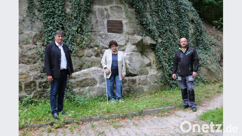 Bürgermeister Edgar Knobloch, Sillers Tochter Juliane Schiffmann und Bauhofleiter Alex Waschkewitsch (von links) freuen sich über die Gedenktafel zu Ehren von Johann Siller. Bild: sne