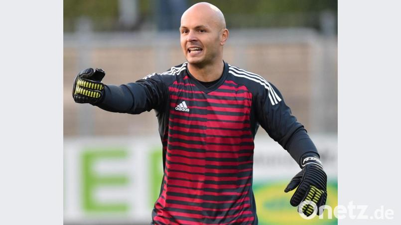 Noch zwei bis drei Wochen muss Landesligist SpVgg SV Weiden auf Torwart Matthias Götz verzichten. Der Keeper hatte sich Ende August beim Training den Arm gebrochen. „Er ist einfach unglücklich gefallen“, sagt Trainer Andreas Scheler, der hofft, dass Götz bald wieder zum Einsatz kommt. Wer beim ersten Spiel beim Re-Start am 2. Oktober gegen den FC Tegernheim zwischen den Pfosten steht, kann Scheler noch nicht sagen. „Wir haben mit dem 18-jährigen Max Baierl einen guten Nachwuchstorwart und mit Marko Smodlaka jemand, der sehr viel Erfahrung mitbringt.“ Bild: Alfred Schwarzmeier