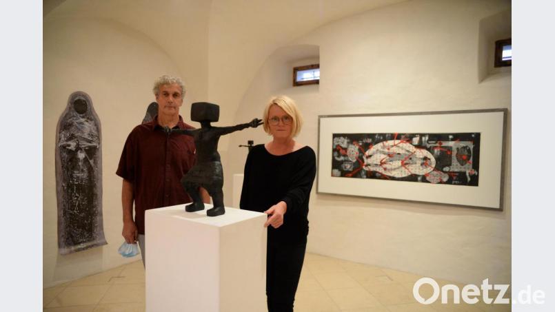 Hanna Regina Uber und Robert Diem stellen im Kunstprojekt im alten Pfarrhof in Aschach bei einem Rundgang ihre neuesten Skulpturen vor. Bild: Andreas Brückmann