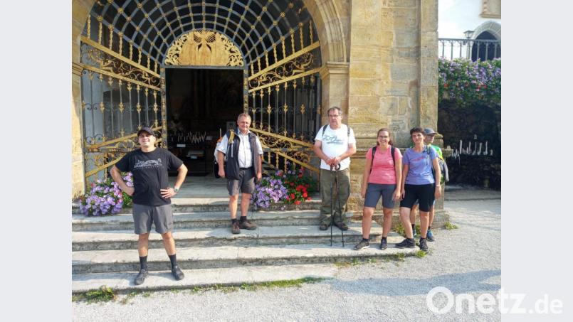 Vor dem Eingang zur Mariengrotte in Gößweinstein treffen Kirchenpfleger Georg Schraml (obere Stufe, links), Reinhold Stopfer (daneben) einige weitere Wallfahrer aus Thurndorf. Bild: exb
