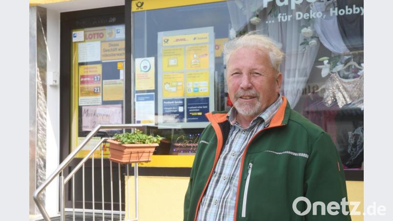Hermann Schmid ist Postler der alten Schule. Daher bedauert er nicht nur als Kunde die Schließung der Postbank-Filiale in Altenstadt. Bild: Gabi Schönberger