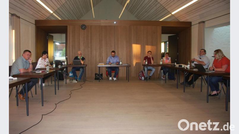 Die erste Sitzung nach der Sommerpause fand erneut im Tagungszentrum bei der Burg statt. Geleitet wurde sie von Bürgermeister Matthias Grundler (vorne in der Mitte). Bild: wro