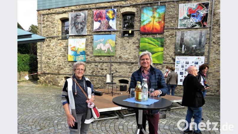 Künstler Tom Brankovic (am Tisch, mit Gerda Moser aus Schirmitz) zeigt erstmals ein Werk bei einer Gemeinschaftsausstellung mit Profikünstlern aus Pilsen und der Oberpfalz in Schönsee. Den Schönkircher freut es sehr, für diese bekannte Kunstpräsentation nominiert worden zu sein. Bild: ubb
