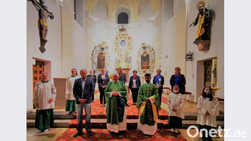 Ein Dank an Pfarrvikar Bivin kommt von Pfarrer Erwin Bauer und Zweitem Bürgermeister Thomas Kleber (ab Vierter von rechts) sowie den Vertretern der kirchlichen Organisationen. Bild: gz