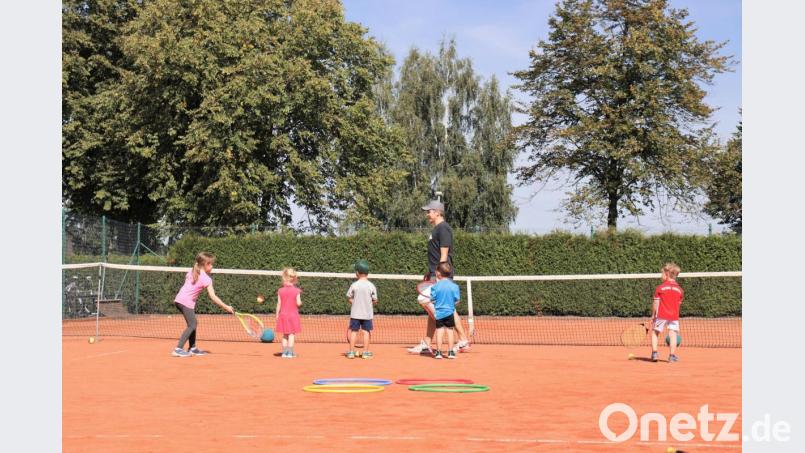 Bereits die Kleinste mit vier Jahren wurde mit einem altersgerechten Tennisprogramm von Hannes Kern (Mitte) in die internen Vereinsmeisterschaften eingebunden. Bild: Heiko Faltenbacher, SV Mitterteich/exb