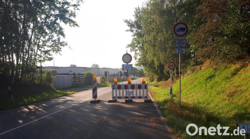 Auf der Schirndinger Straße ist seit Montag im Bereich der Firma Regenerierungswerk Bergauer eine Absperrung aufgebaut. Ein Hinweisschild erlaubt die Zufahrt bis zur Firma Kassecker. Bild: pz