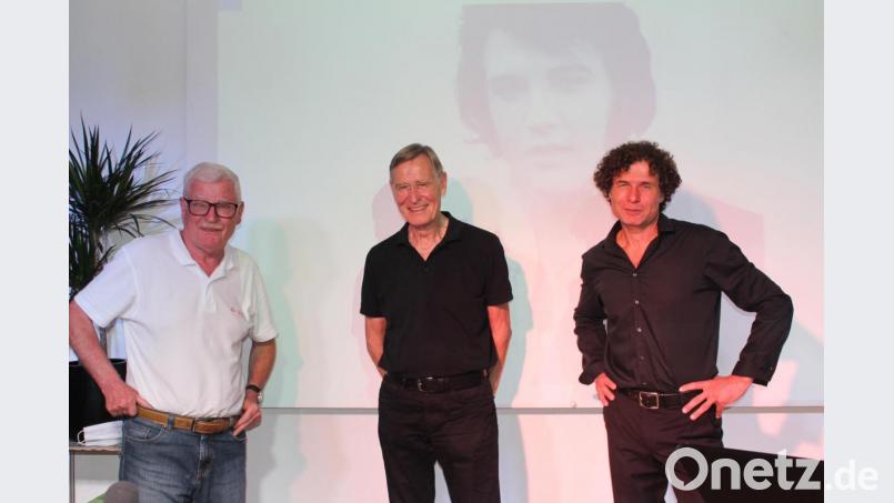 Nach langer, Corona bedingter Pause konnte auch Günther Preuß (Mitte) seine Tore zur Kulturscheune Elbart öffnen: Gerichtsreporter und Elvis-Zeitzeuge Wolfgang Houschka (links) und Sänger Stefan Schael (rechts) sorgten für einen informativen und unterhaltsamen Abend rund um den &quot;King of Rock &#039;n&#039; Roll&quot;. Bild: Williamson, Dagmar