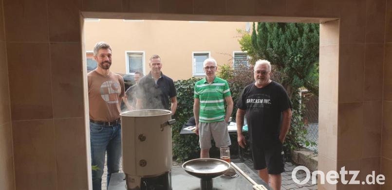 Hier entsteht zum ersten Mal der &quot;Eschenbacher Zoigl&quot; beim Kommunbierverein. Getestet wird zunächst mit einer kleinen 20-Liter-Anlage. Vorsitzender Thomas Ott (von links), Zweiter Vorsitzender Thomas Riedl, Brauexperte und Vereinsmitglied Jürgen Laubert und Kassier Matthias Haberberger sind gespannt auf das Ergebnis. Bild: msh