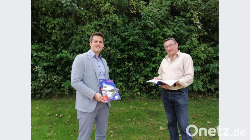 Bürgermeister Rudolf J. Teplitzky (links) und VBW-Vorsitzender Michael Hösl blättern im neuen Programm der Volkshochschulen im Landkreis Schwandorf. Der Bereich Oberviechtach/Schönsee ist wieder gut vertreten. Bild: wpt