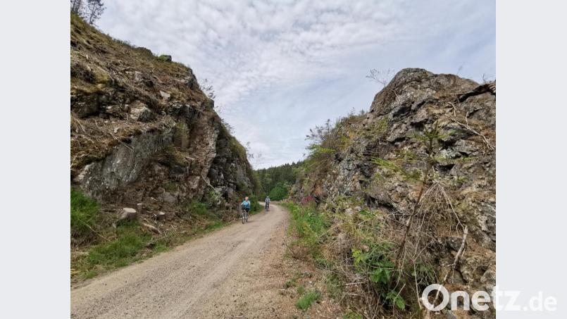 Nur noch wenige Tage können die Radfahrer zwischen Gaisthal und Schönsee dieses massive Felsentor passieren. Bild: Portner