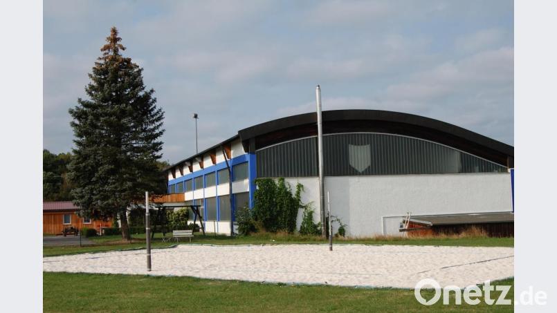 Die Tennishalle in Altenstadt könnte saniert werden. Zurzeit gibt es dafür unter bestimmten Voraussetzungen Fördergeld. Ideen für eine Umgestaltung gibt es etliche im Gemeinderat. Bild: sm